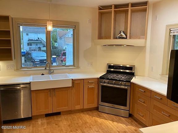3rd image of 1134 Alpine Ave NW