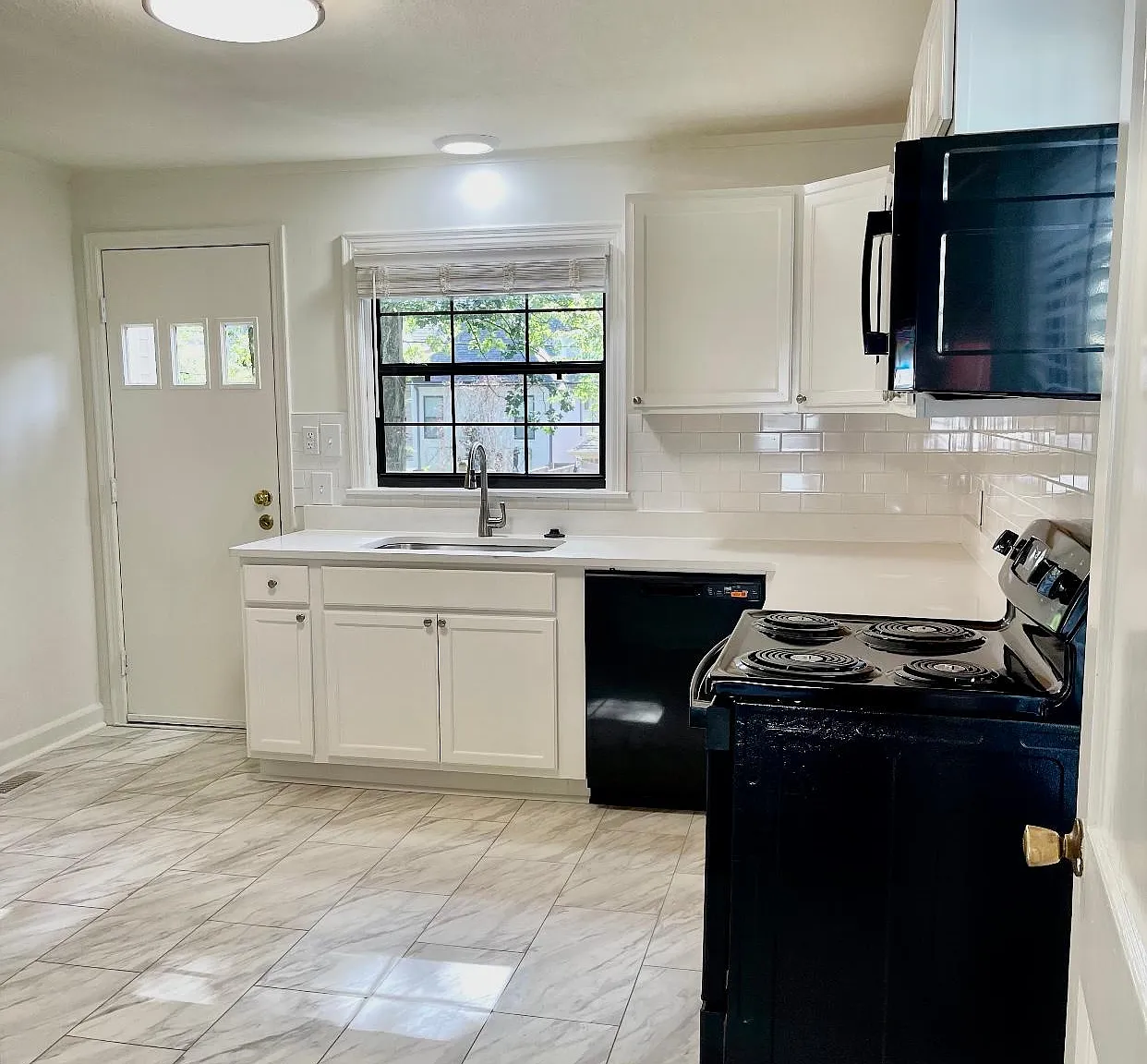 3 bed, 1117 sqft, $2,400 — Photo 2