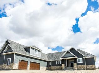 7501 Hawktree Dr, Bismarck, ND 58503