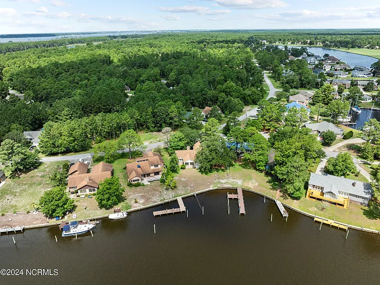 5722 Gondolier Dr — Photo 45