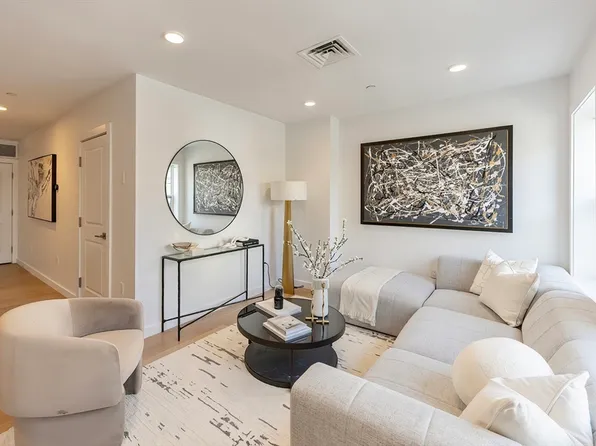 16 Boardman St #105, Boston, MA 02128