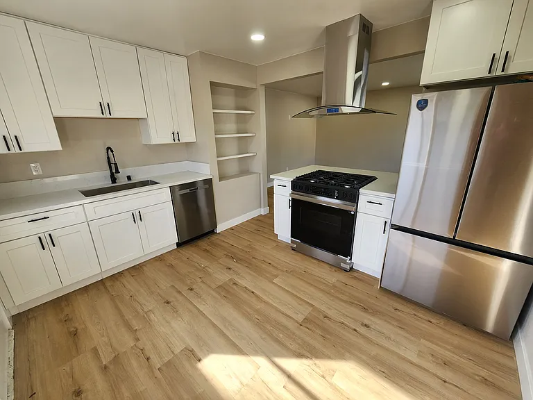 6106 Severin Dr — Photo 2