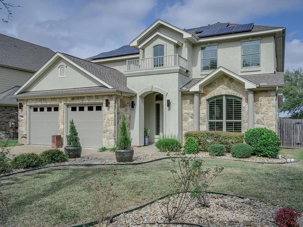 5 bed, 4.0 bath, 3894 sqft, $5,200 — Photo 1