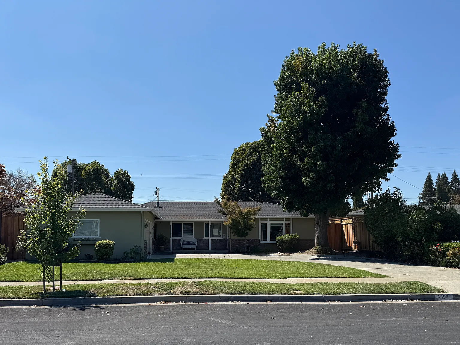 4 bed, 2.5 bath, 2114 sqft, $1,900 — Photo 2