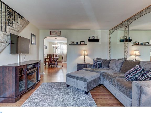 5th image of 706 Surrey Ln