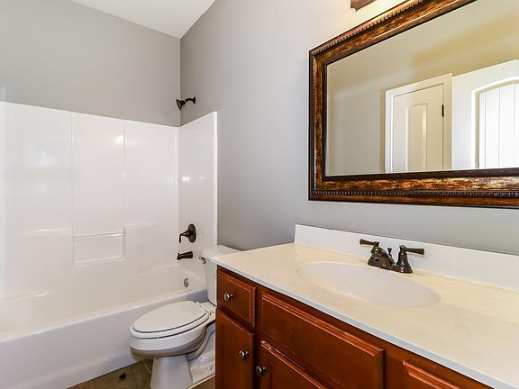 3rd image of 15 Meadowland Cir N