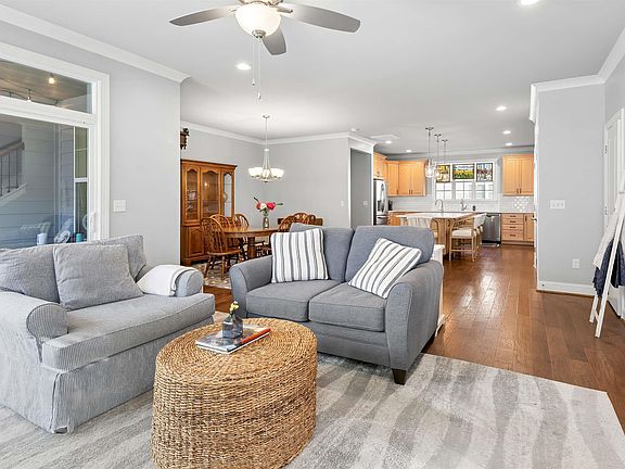 3rd image of 324 Maple Springs Dr