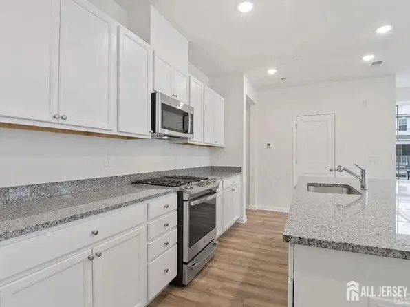 735 Station Rd, Dunellen, NJ 08812