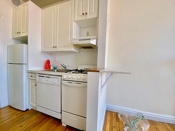 4th image of 76 Saint Marks Pl APT 4A