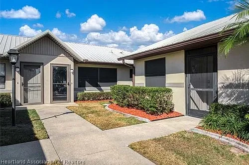 2103 Villaway E Photo 1