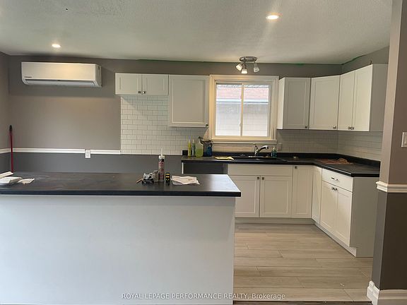 3rd image of 624 Dundas Cres