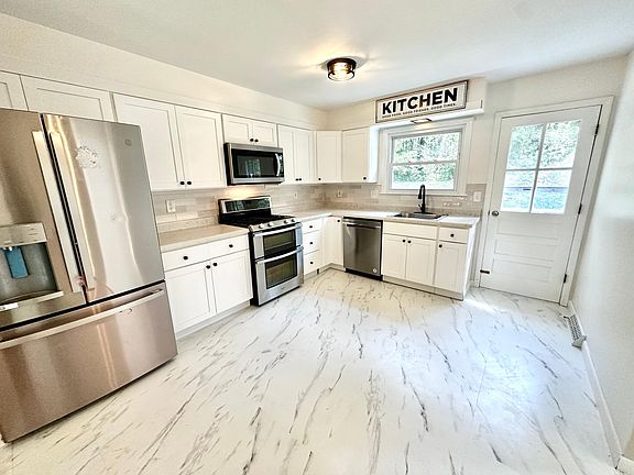 4th image of 14 Wendy Ln
