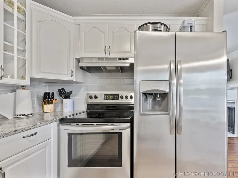 139 E 49th St — Photo 9