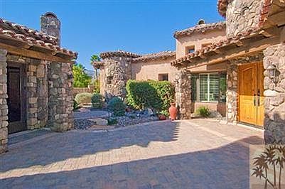 Entrance to courtyards 