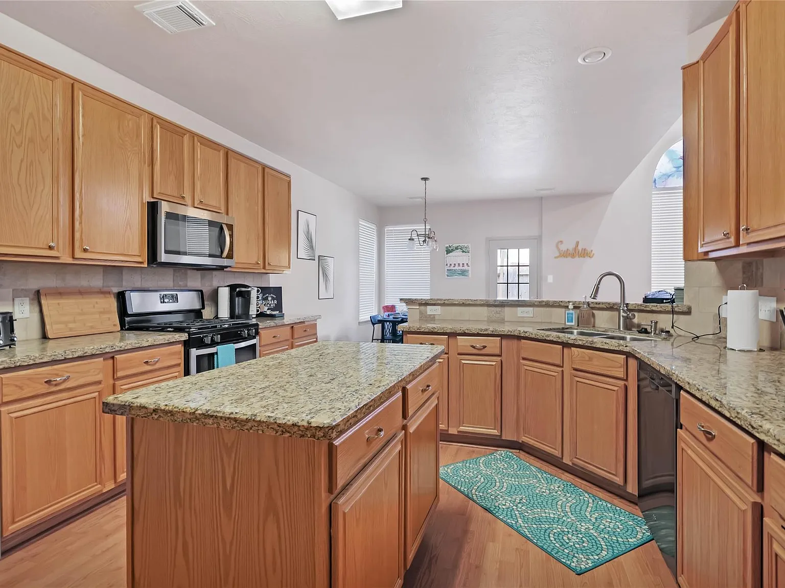 7 bed, 3.5 bath, 4600 sqft, $7,800 — Photo 4