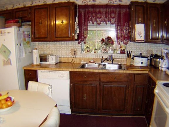 large eat-in kitchen