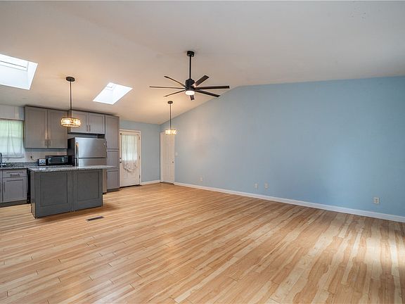 3rd image of 4040 Stonybrook Dr