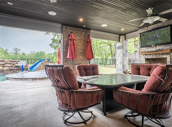 3rd image of 966 Meadow Dr