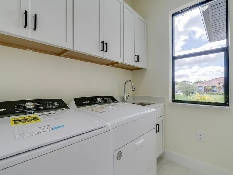 141 SW 37th Pl — Photo 13