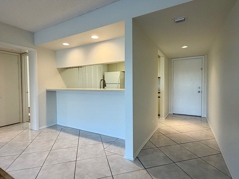 Breakfast bar to enjoy morning coffees!