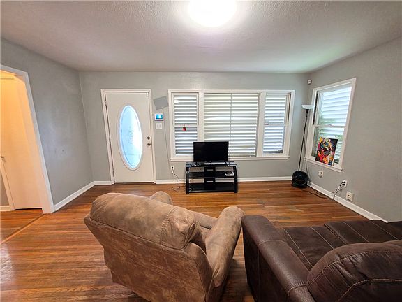 5th image of 4310 Cambridge Dr