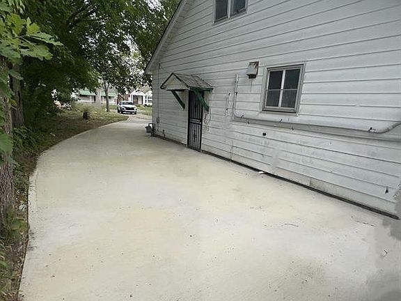 3rd image of 7761 Artesian St