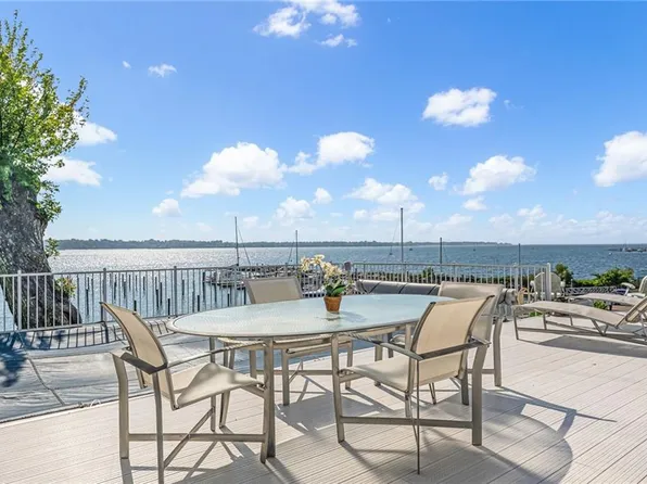 8 Rushton Dr, Cranston, RI 02905