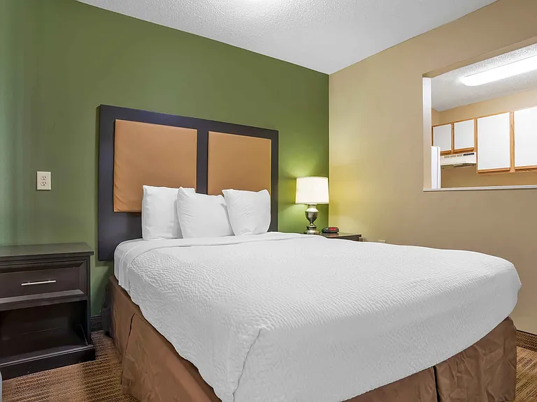 Deluxe Studio - 1 Queen Bed