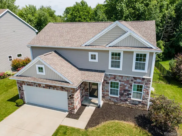 425 Knollwood Dr, Ortonville, MI 48462