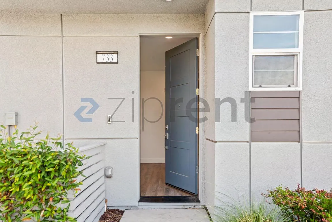 1 bed, 430 sqft, $2,350 — Photo 3