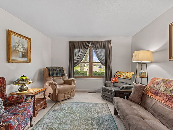 4th image of 842 Front Royal Dr