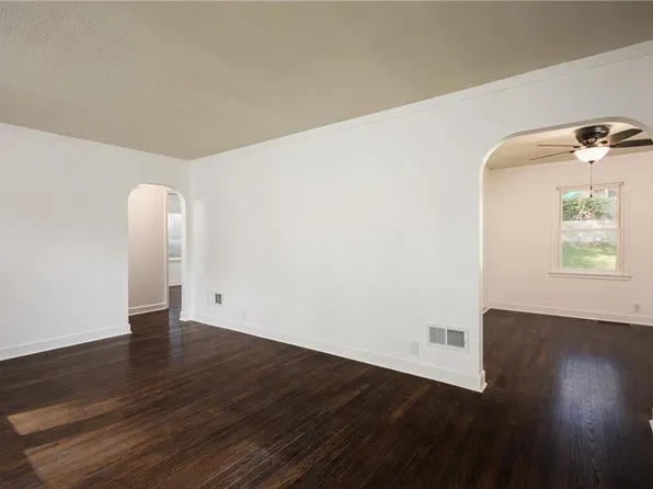 514 S Ralston St, Sugar Creek, MO 64054