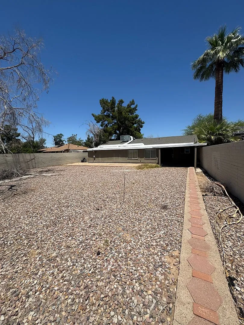 3 Bedroom Home In Phoenix — Photo 4