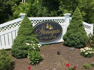 14 Stonegate Dr, South Hadley, MA, 01075