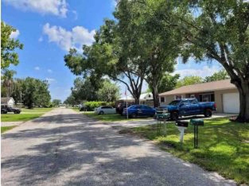 Exterior Neighborhood (street photo)