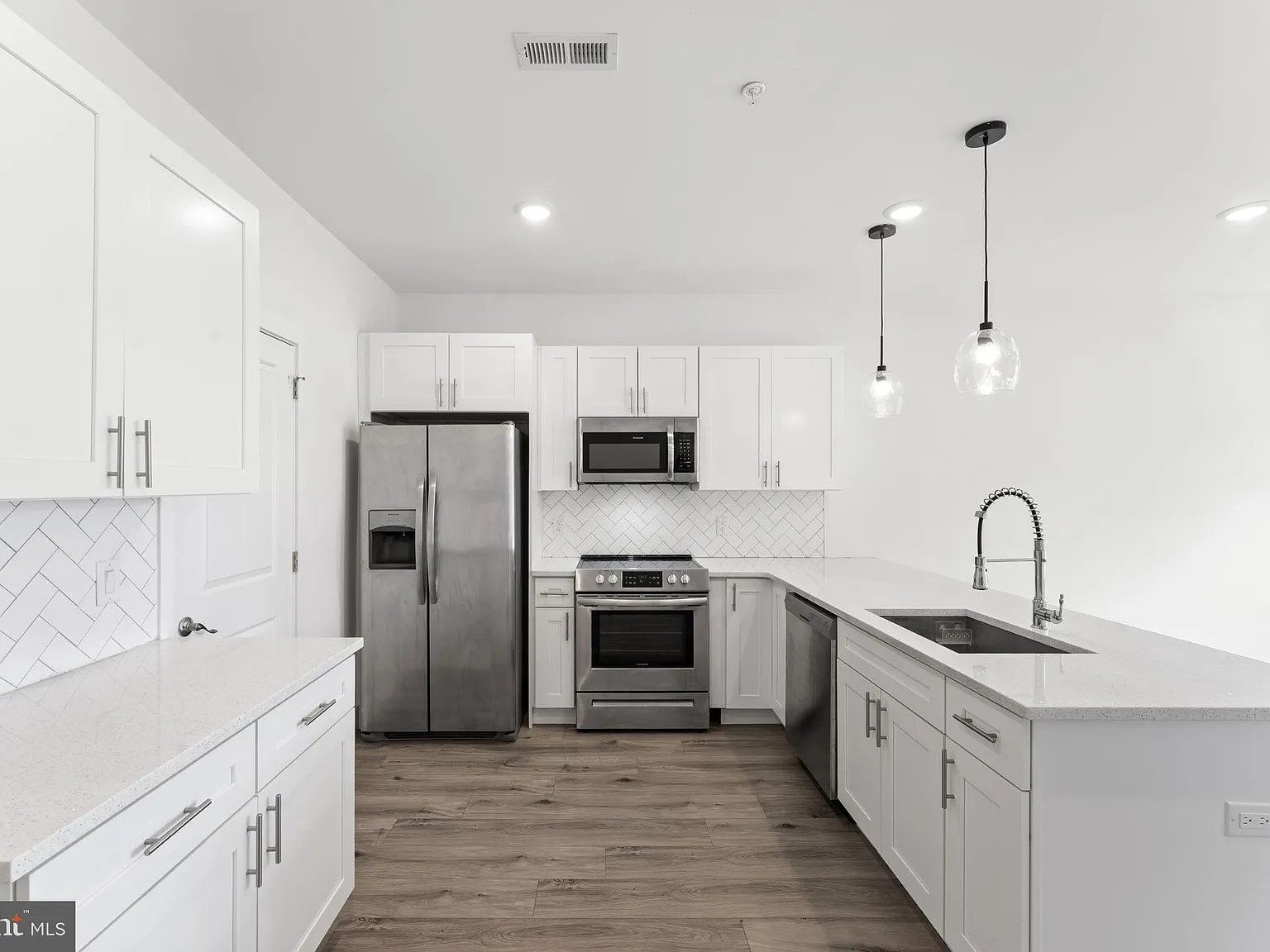 2 bed, 2.0 bath, 1000 sqft, $1,595 — Photo 2