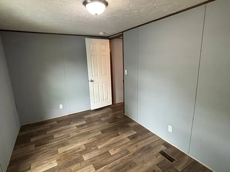 5600 W Kilgore Ave — Photo 13