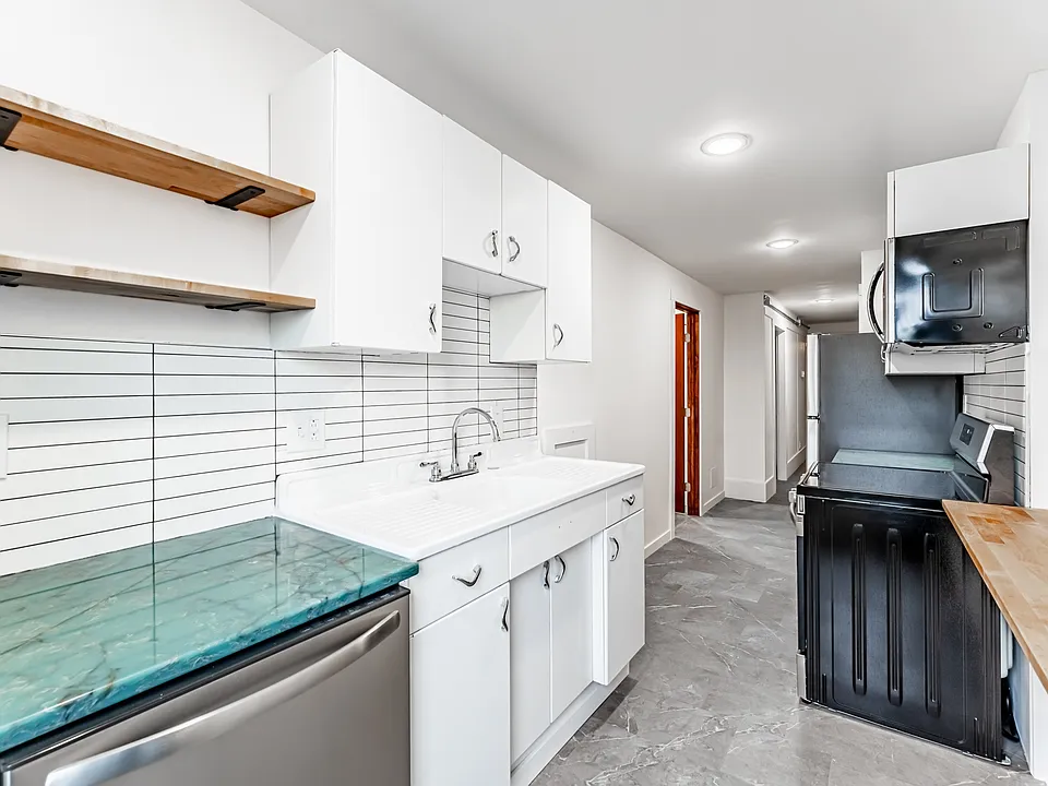 496 Dorsey Ave #3