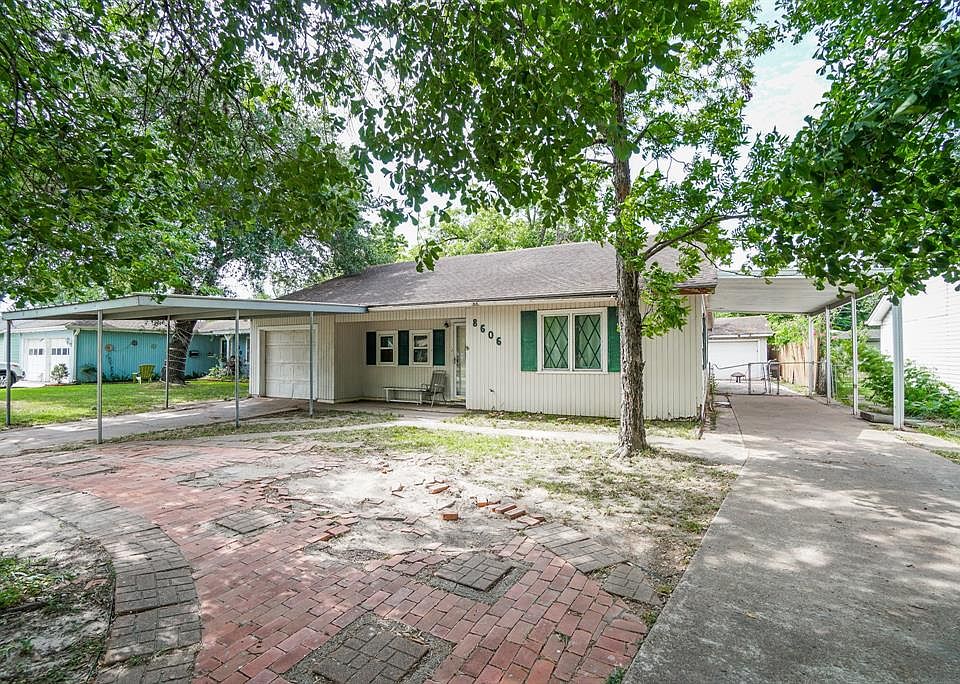 Welcome to 8606 Kempwood Drive in the Langwood subdivision!