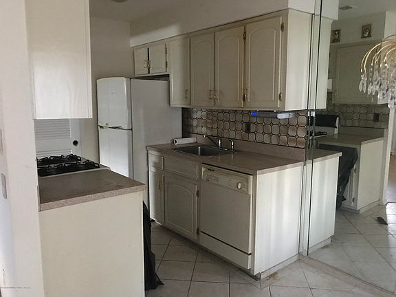 3rd image of 693A Barlow Ave