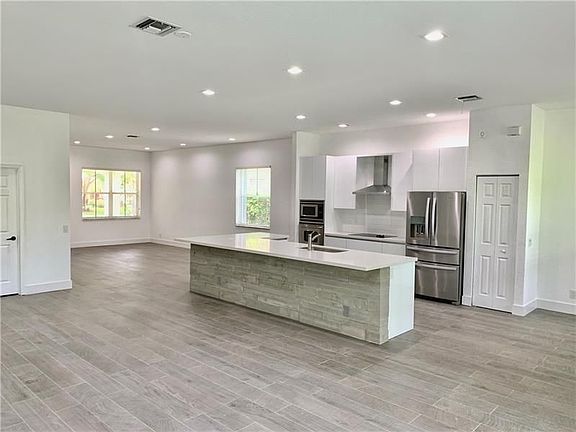 3rd image of 776 Lavender Cir
