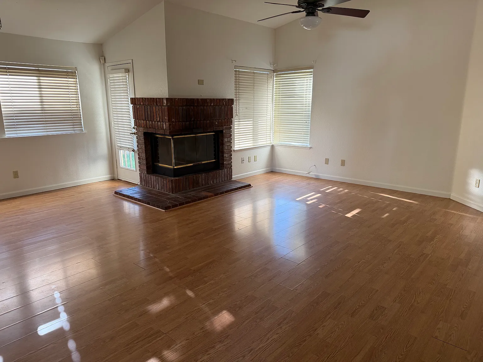 3 bed, 1286 sqft, $2,300 — Photo 2