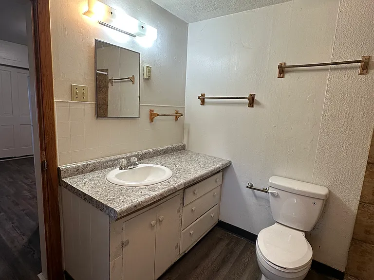 528 Niagara St — Photo 8