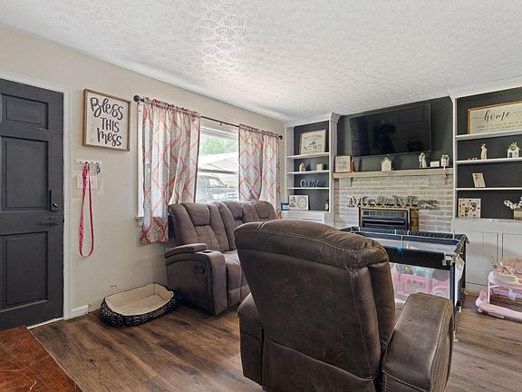 5th image of 222 Camden Dr