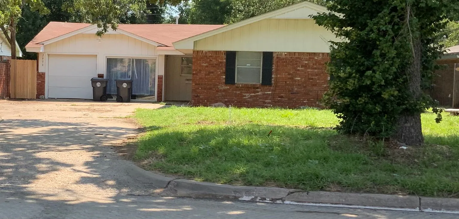 2800 N. Rockwell Avenue — Photo 1