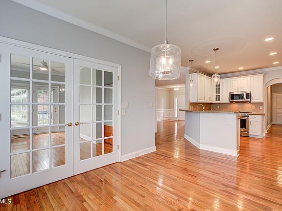 3rd image of 417 Glen Abbey Blvd
