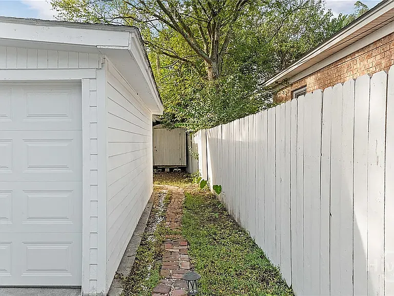 1117 E 41st St — Photo 31