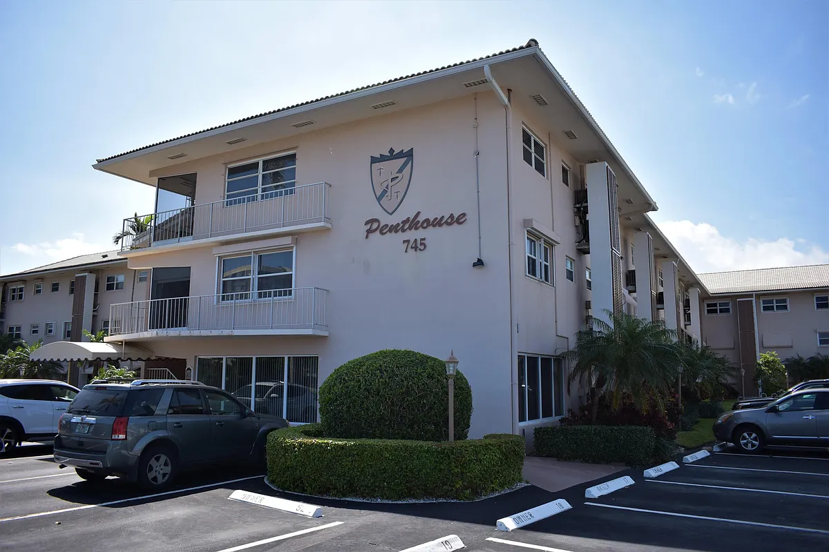 Building Photo - 745 SE 19th Ave #112