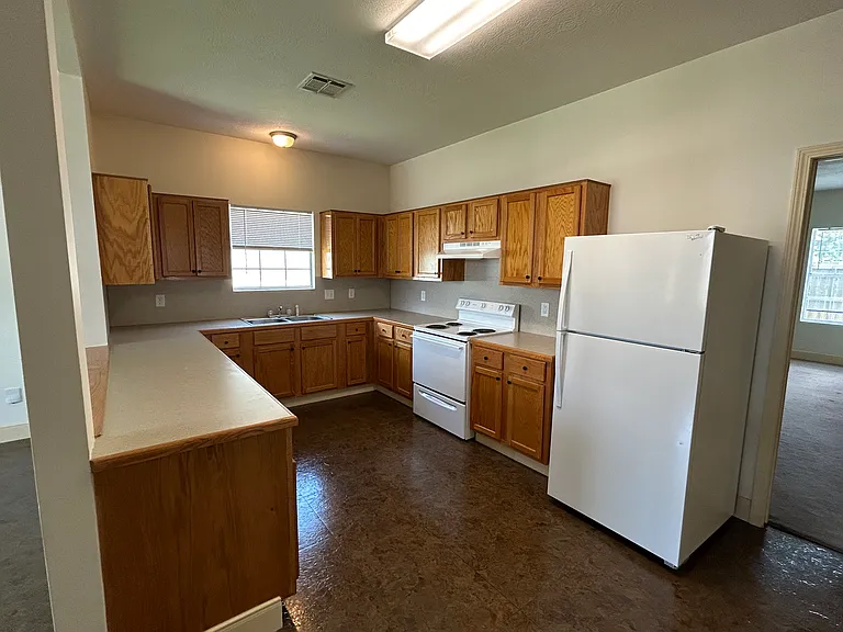 806 Derry Dr — Photo 3