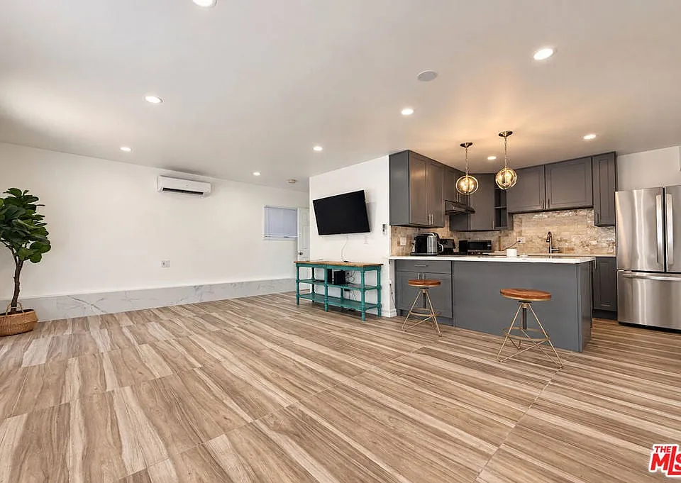 1174 Coldwater Canyon Dr
